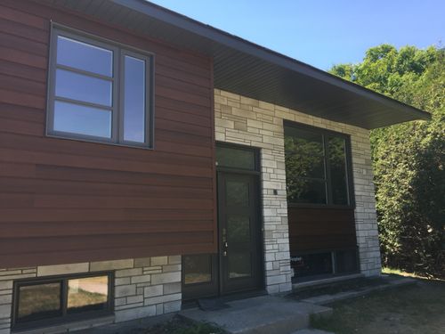 Revêtement d'aluminium et maçonnerie sur un bungalow de Saint-Hubert