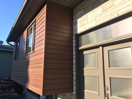 Installation d'une porte et de revêtement sur un bungalow de la Rive-Sud