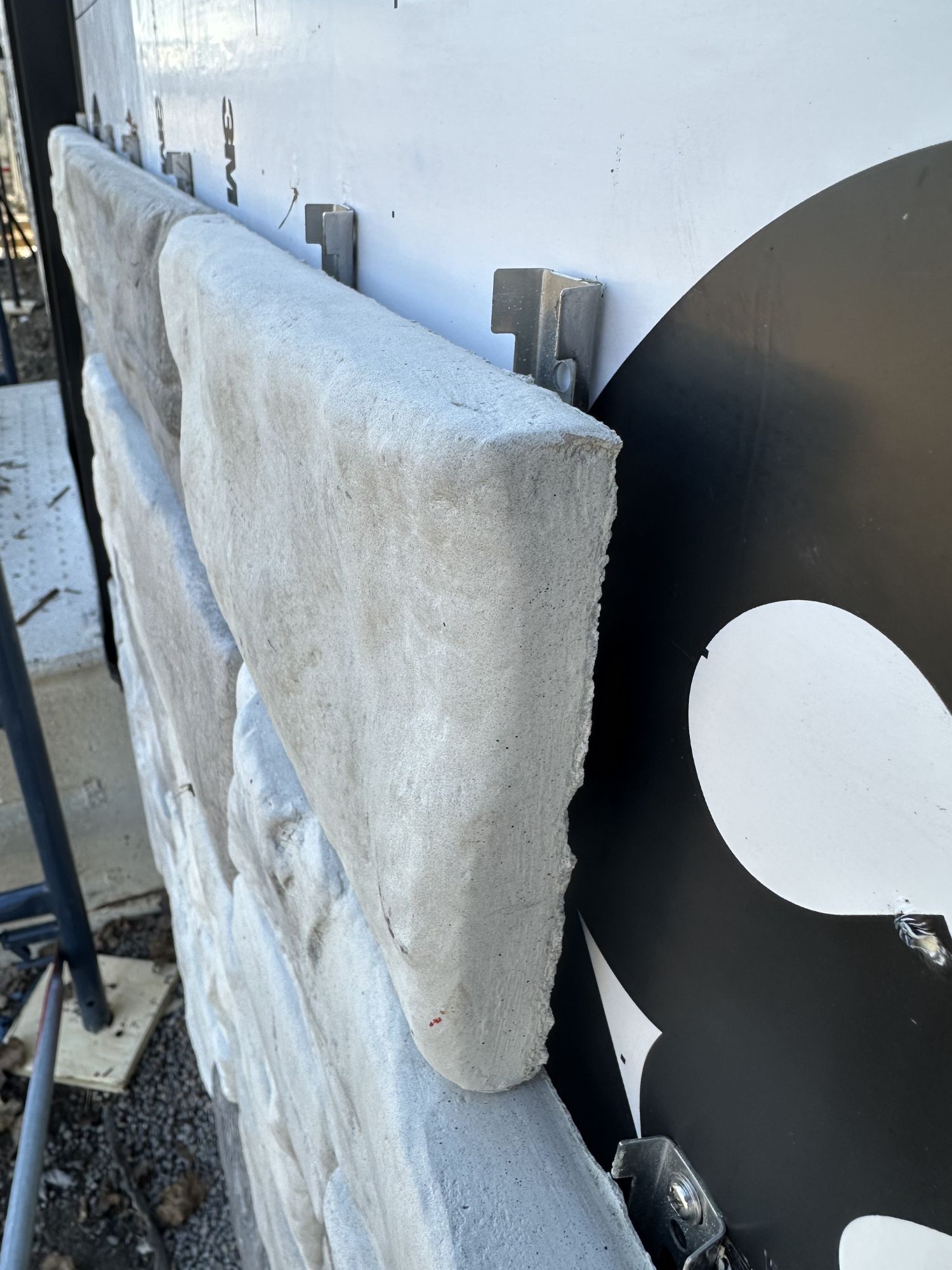 Maçonnerie alternative vissée sur un mur de maison