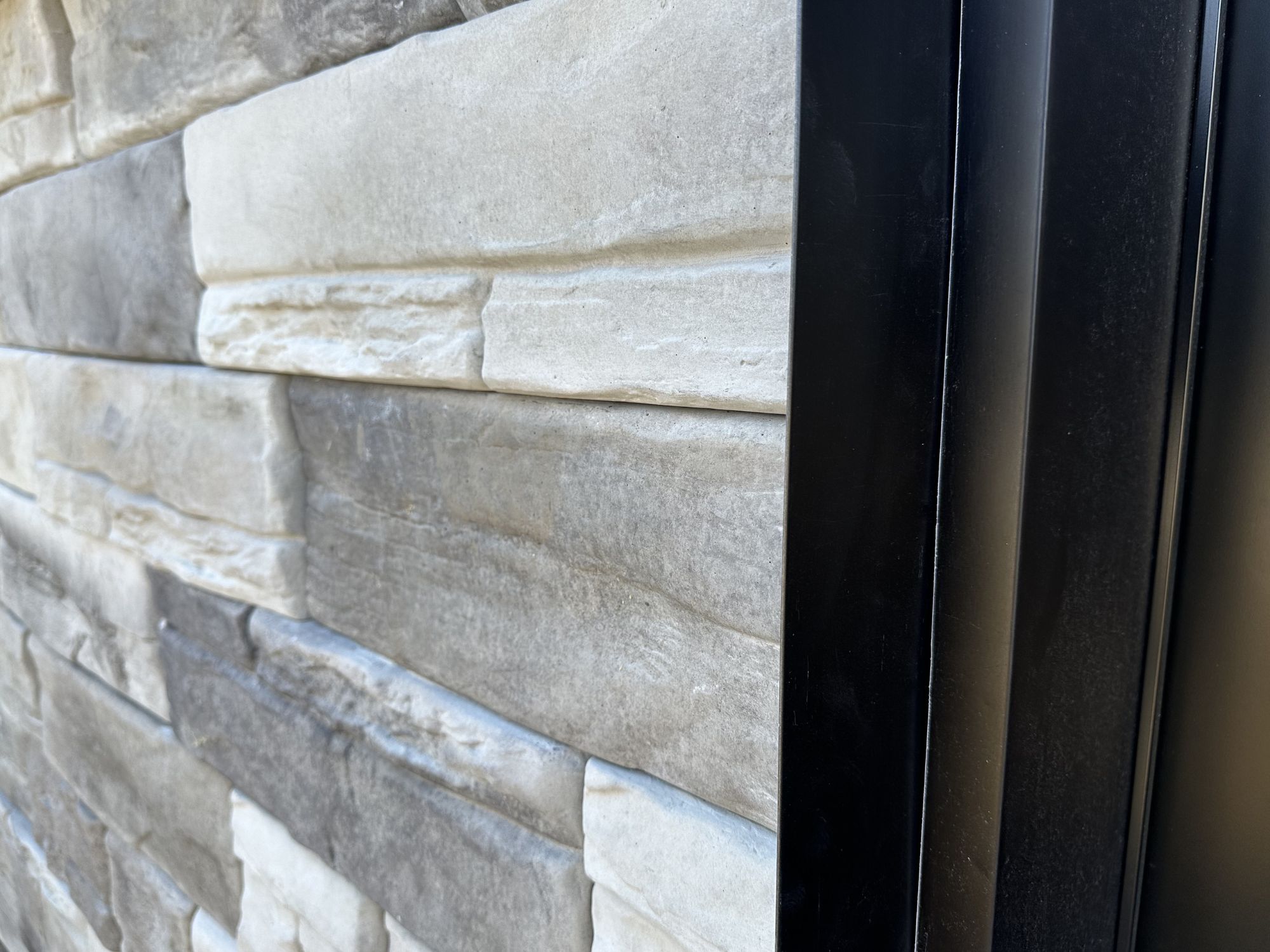 Vue rapprochée de la finition d'un mur de maçonnerie alternative