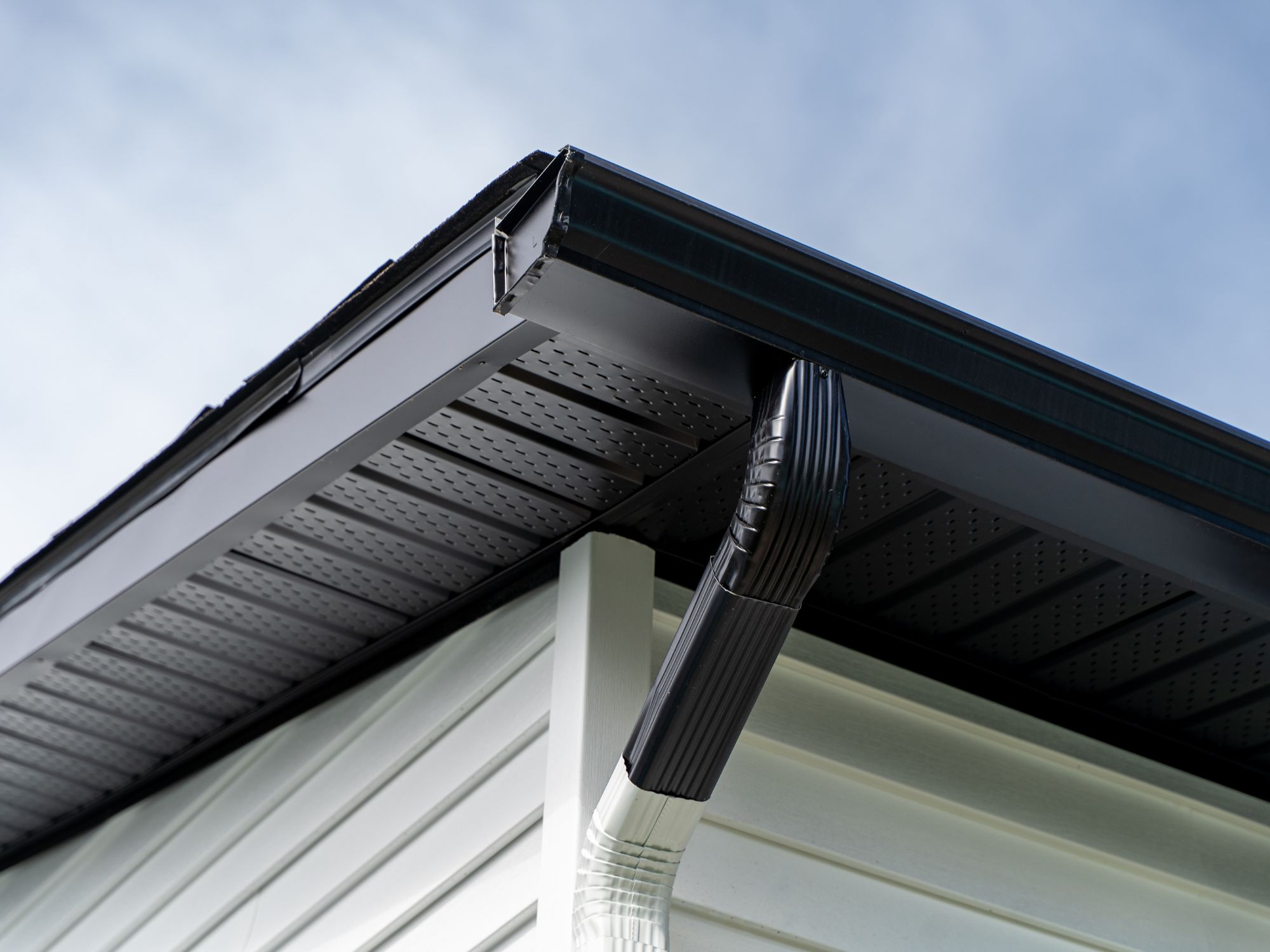 Gouttière, fascias et soffites noirs