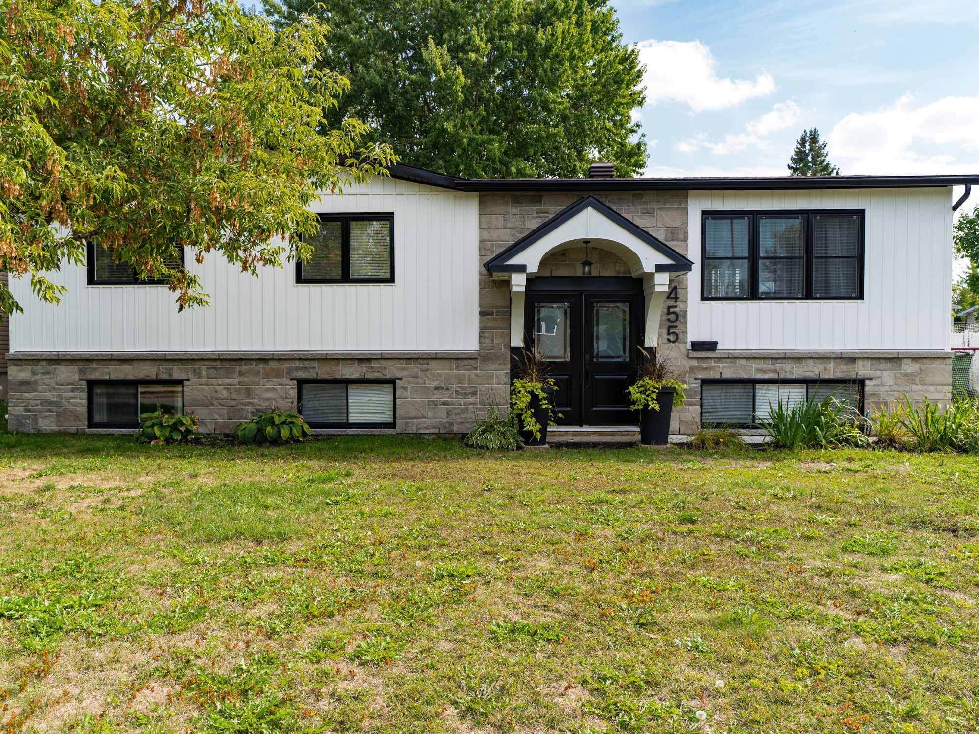 Façade de maison avec Revêtement Gentek et pierre Techno-Bloc