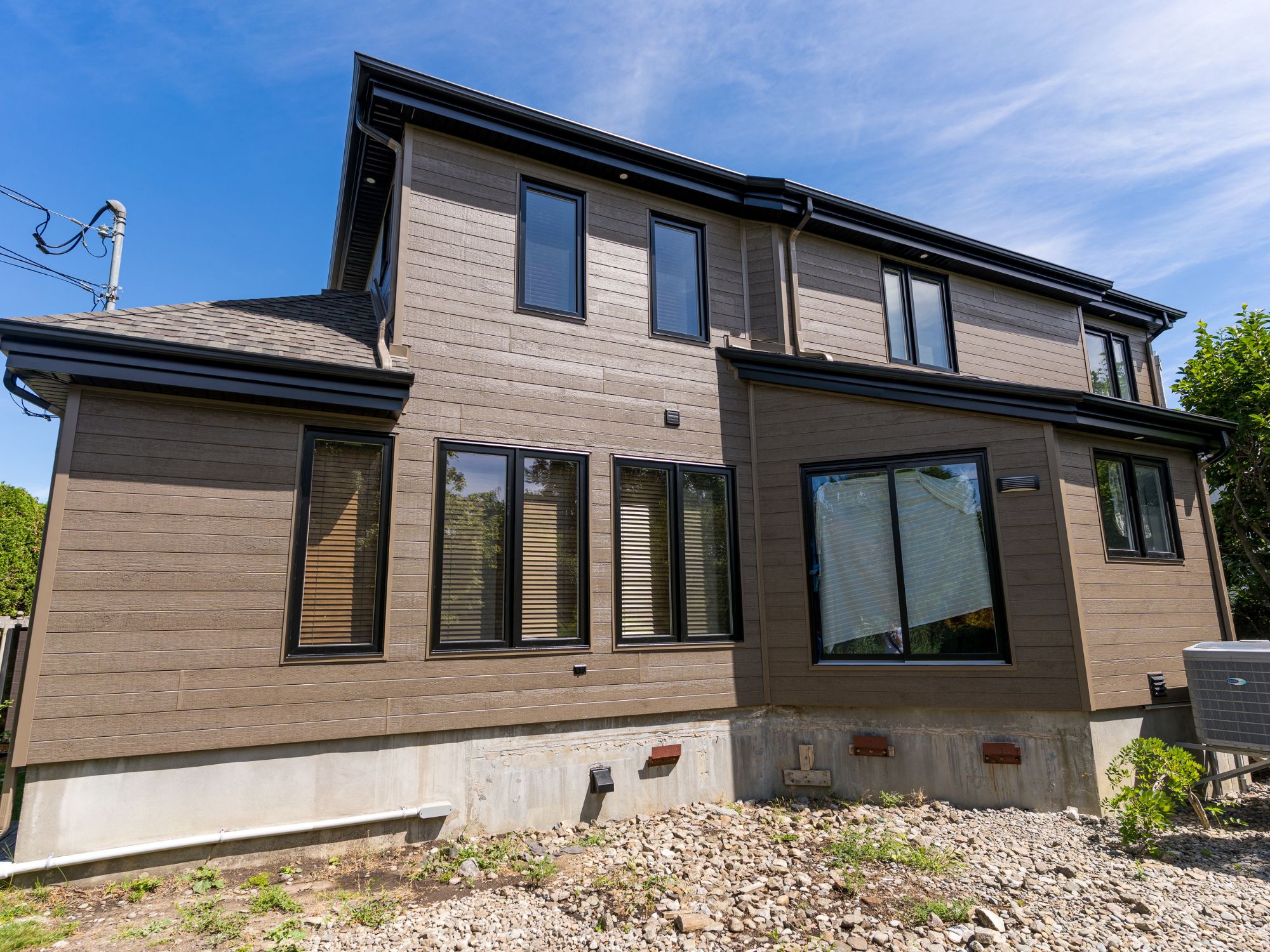 Arrière de maison avec revêtement CanExel VStyle