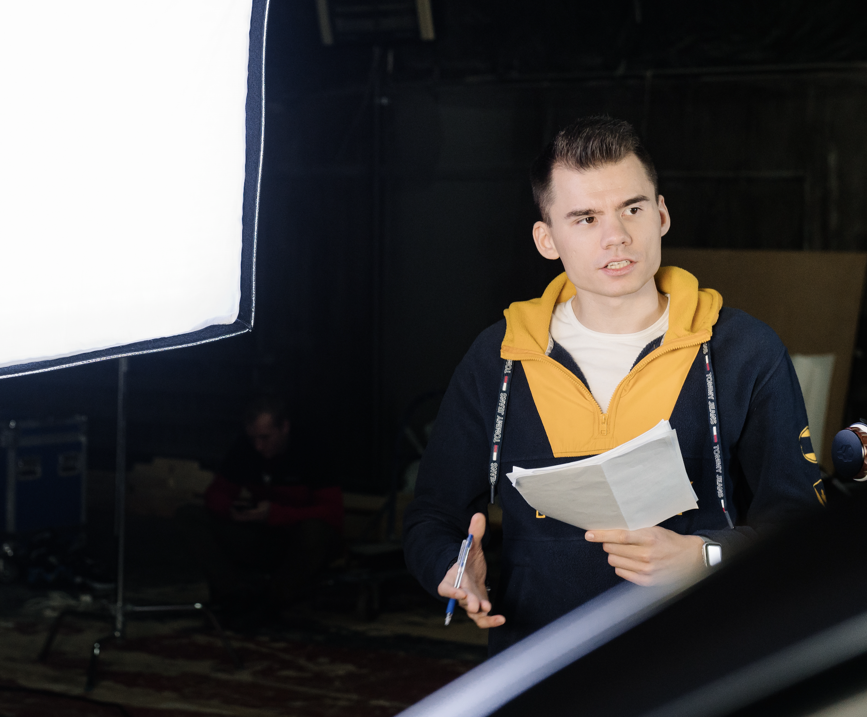 Сотрудник агентства планирует видеосъёмку