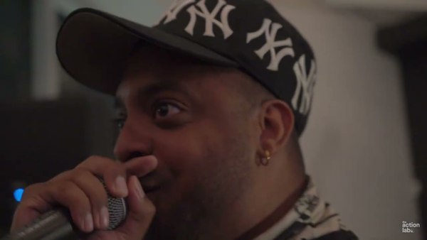 Deebo Díoso performing into a microphone at Boogie Mics.