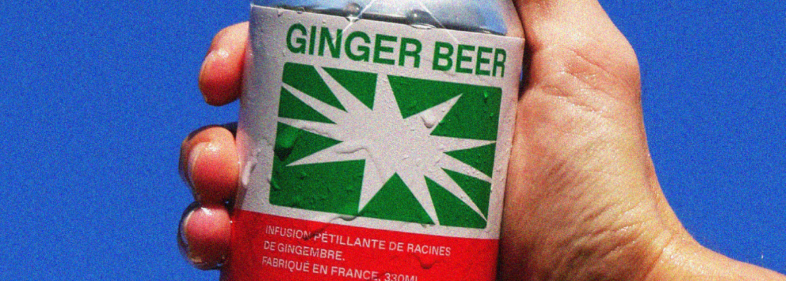 Photographie focus sur le design de la canette rouge vert et beige