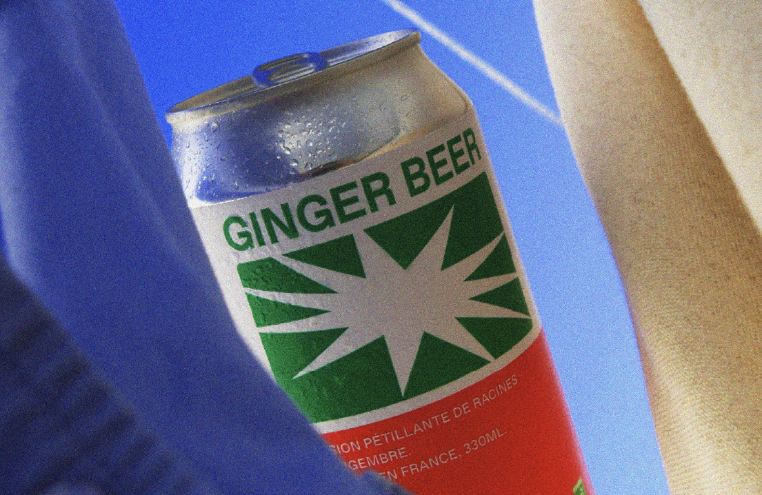 Packaging produit sur fil à linge parmi des vêtements