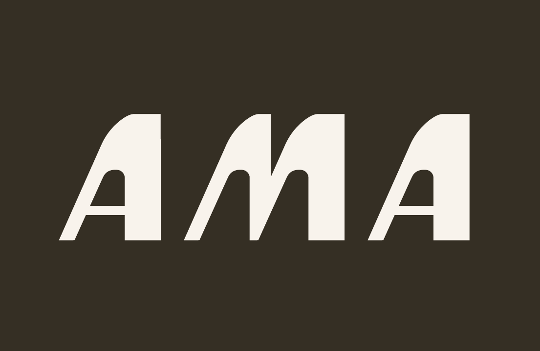 Logo AMA sur fond marron fonc"