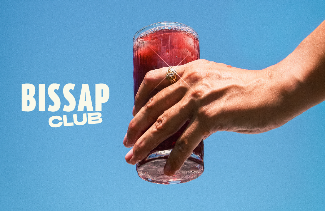 Une main qui tient un verre de bissap avec le logo Bissap Club