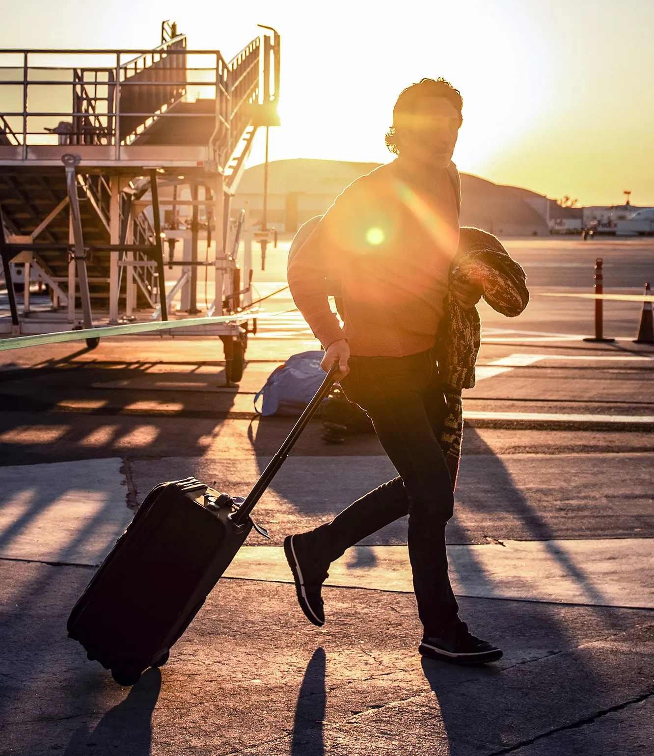 Homme à l'aéroport qui part en vacances
