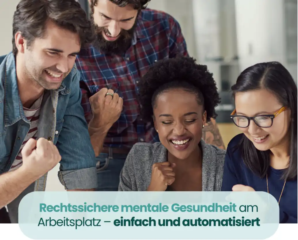 Junge Menschen gemeinsam an einem Tisch, die auf einen Laptop schauen und sich über die Ergebnisse der psychischen Gefährdungsbeurteilung freuen.