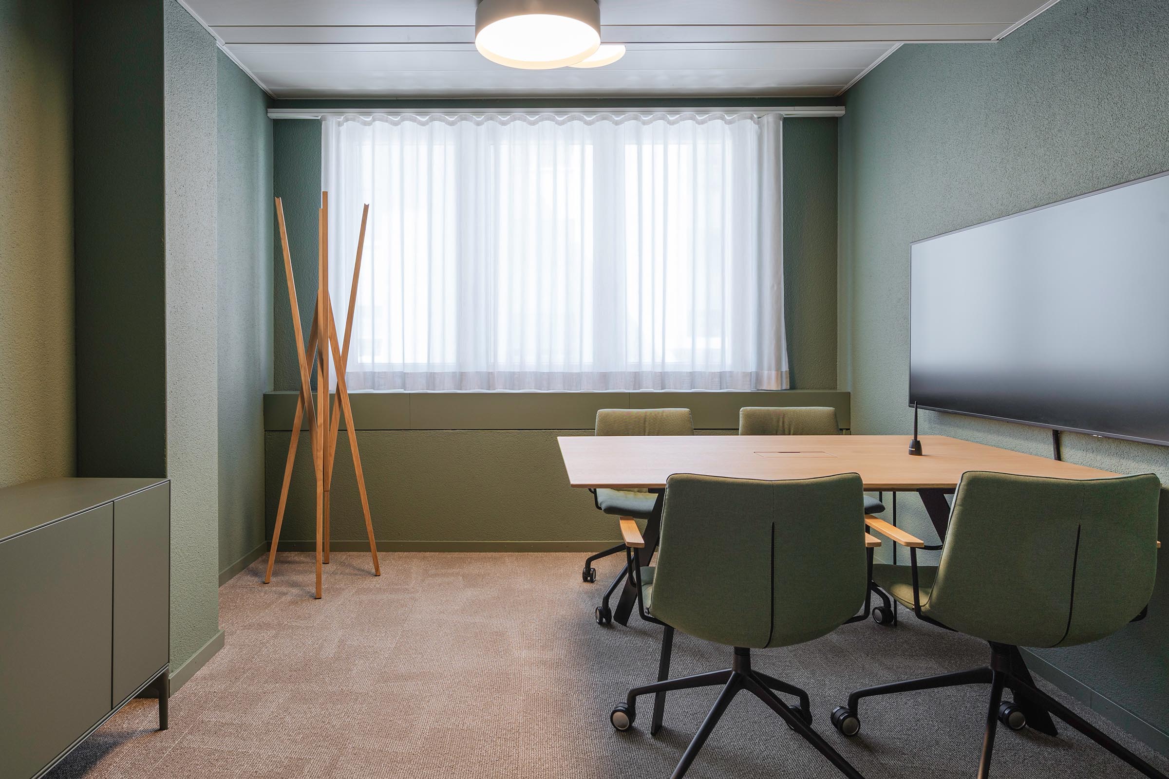 Renovierter Raum mit neuem Bodenbelag und akzentuierter Wandfarbe.
