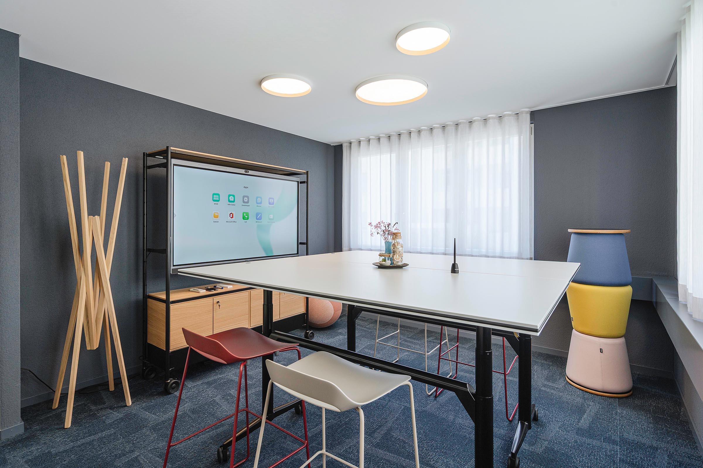 Modernes Sitzungszimmer mit flexibler Möblierung in der Raiffeisenbank Emmenbrücke