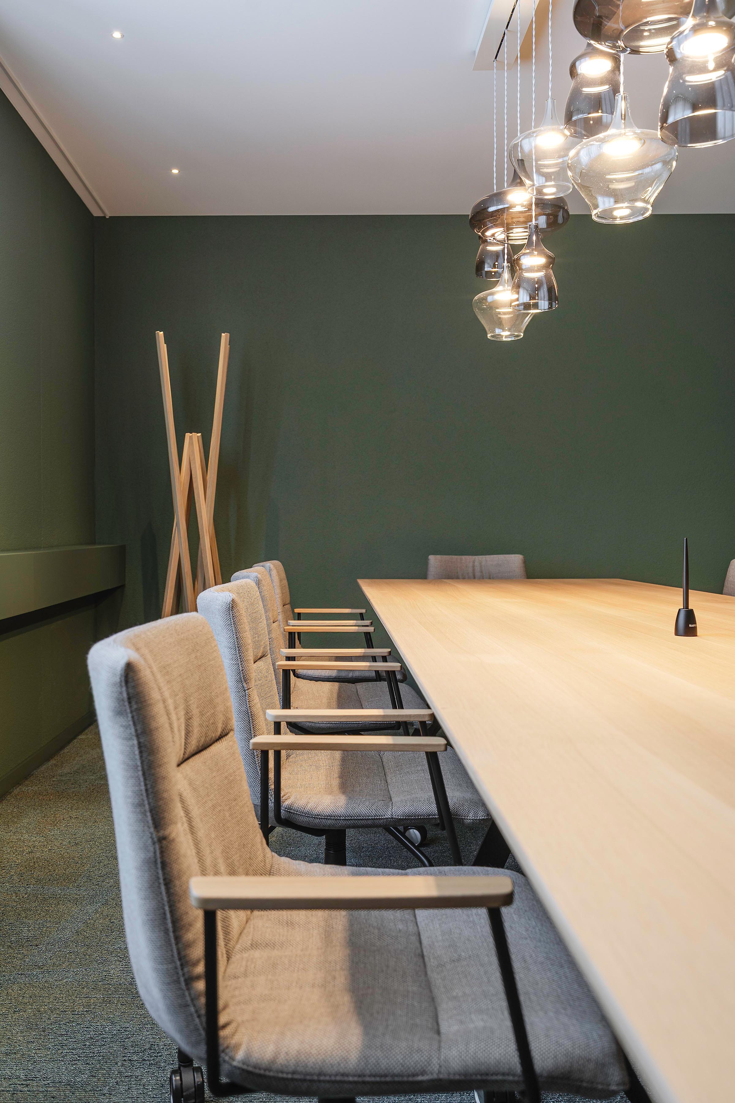 Sitzungszimmer mit neuer Spanndecke im frisch renovierten Bankgebäude.