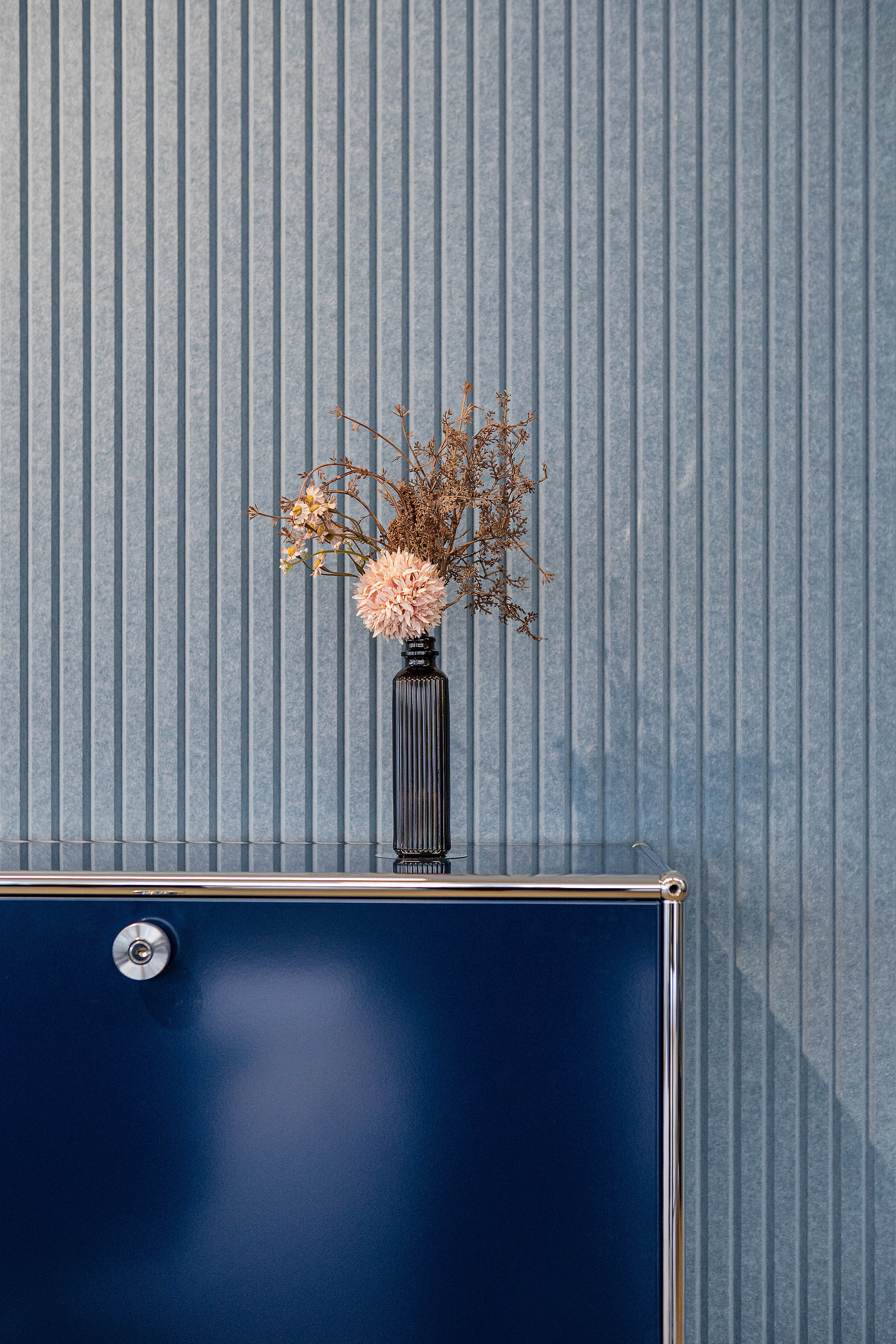 Harmonie von Wand- und Deckenelementen für angenehme Akustik