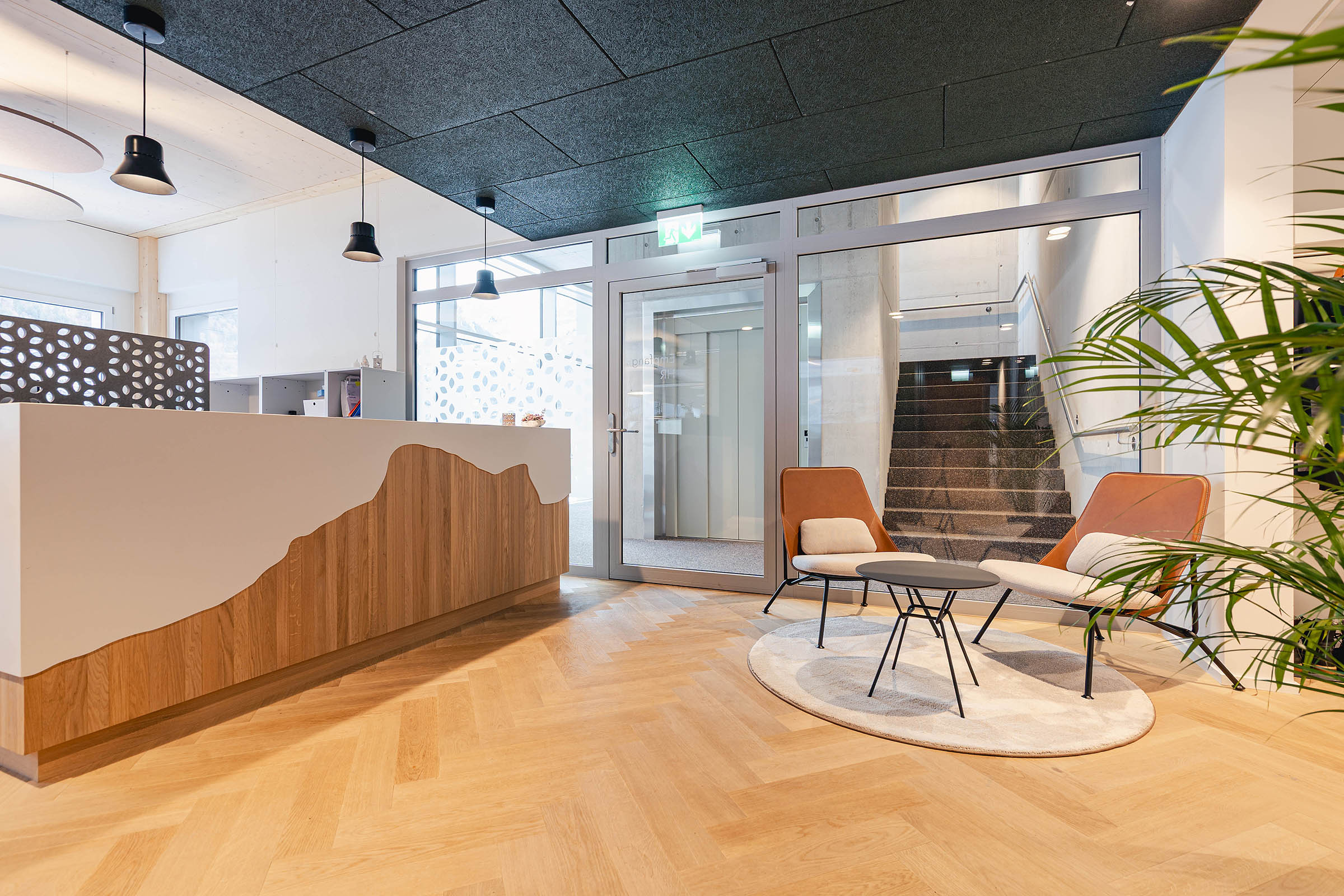 Empfangsbereich mit einer Lounge von Prostoria im Verwaltungsgebäude der Titlis Bergbahnen in Engelberg