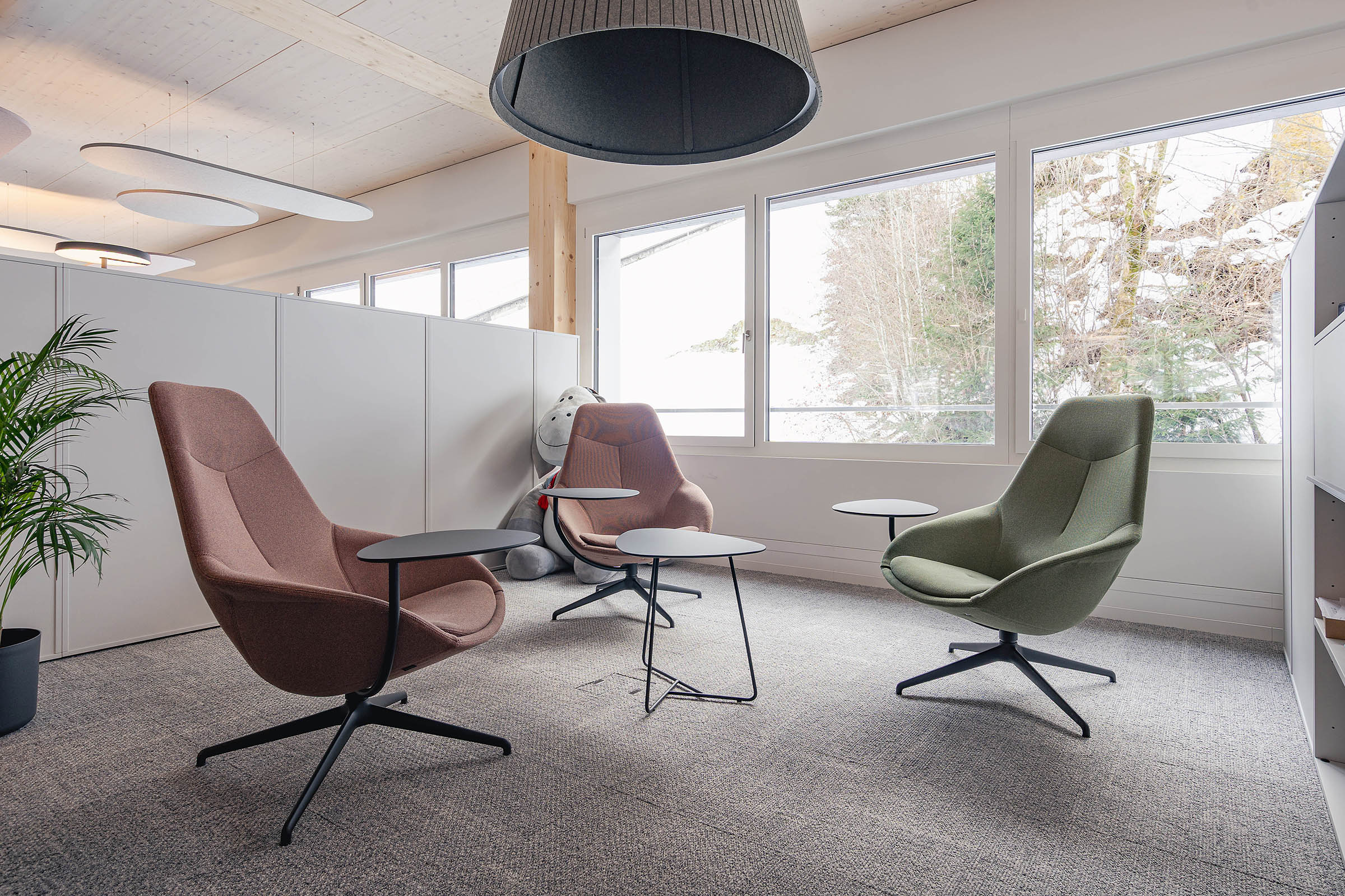 Teamarbeit und Austausch im modernen Büro der Titlis Bergbahnen Engelberg.