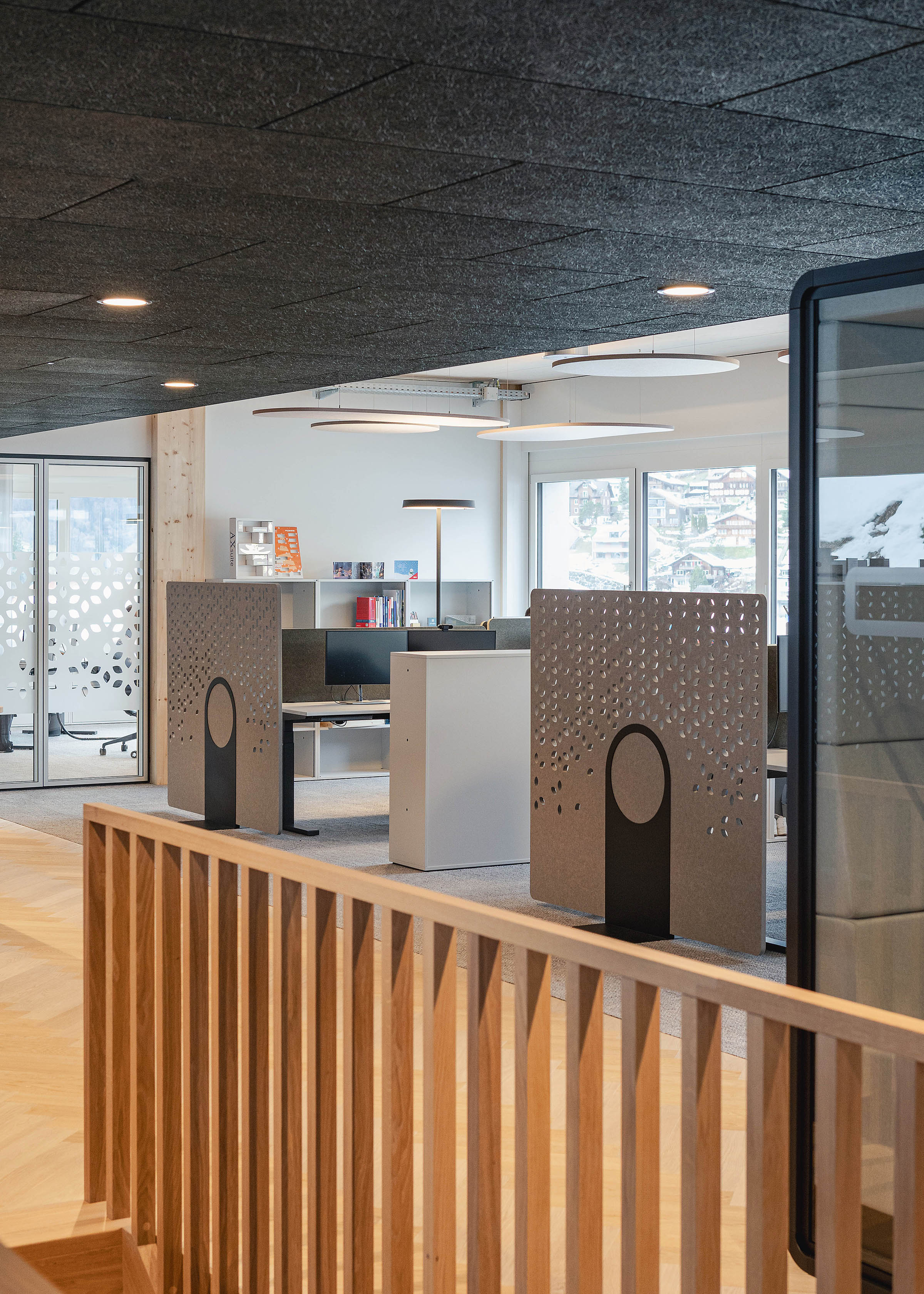 Ergonomische Arbeitsplätze und funktionaler Stauraum bei Titlis Bergbahnen Engelberg.