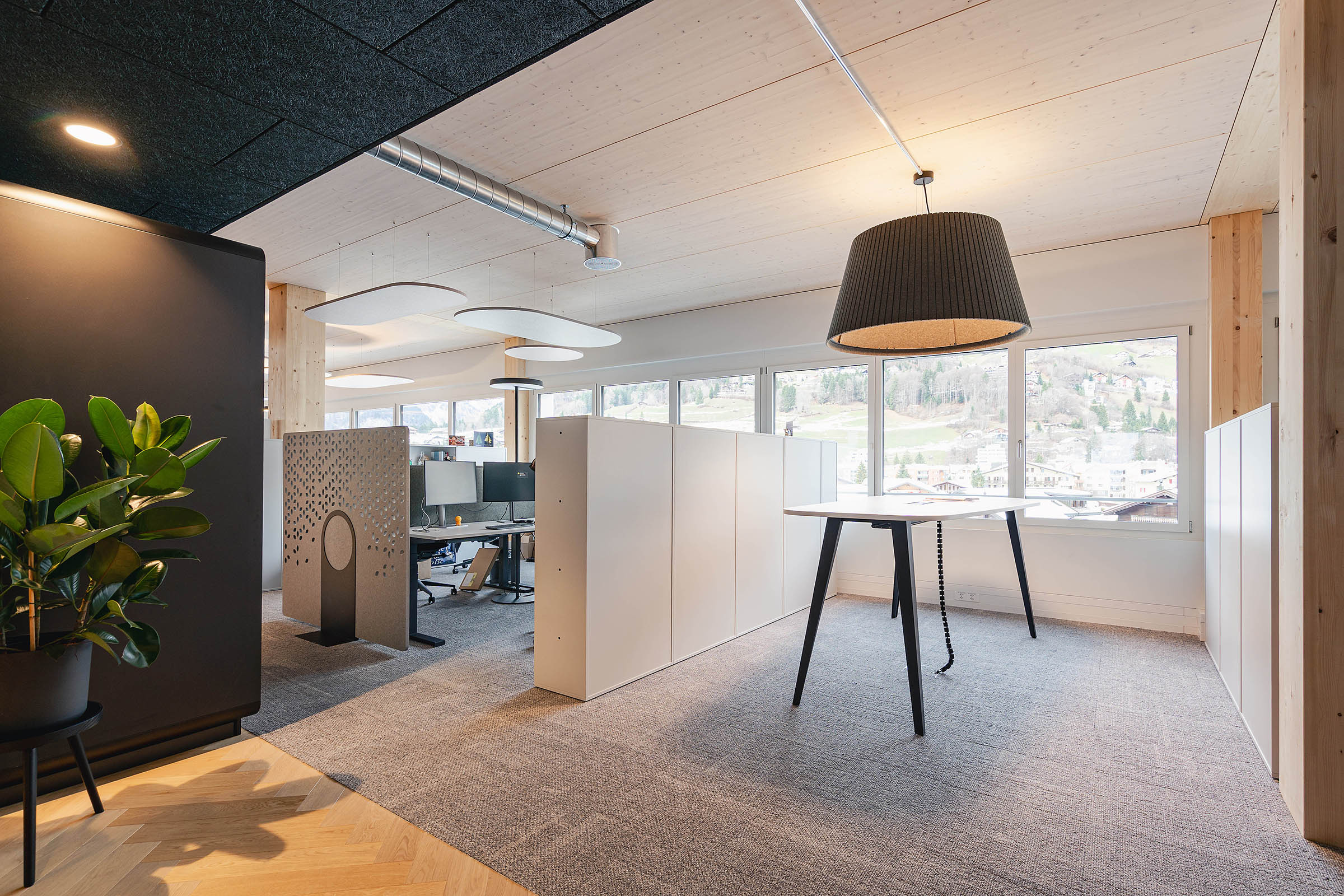 Offene Kommunikationsbereiche im Verwaltungsgebäude der Titlis Bergbahnen in Engelberg.