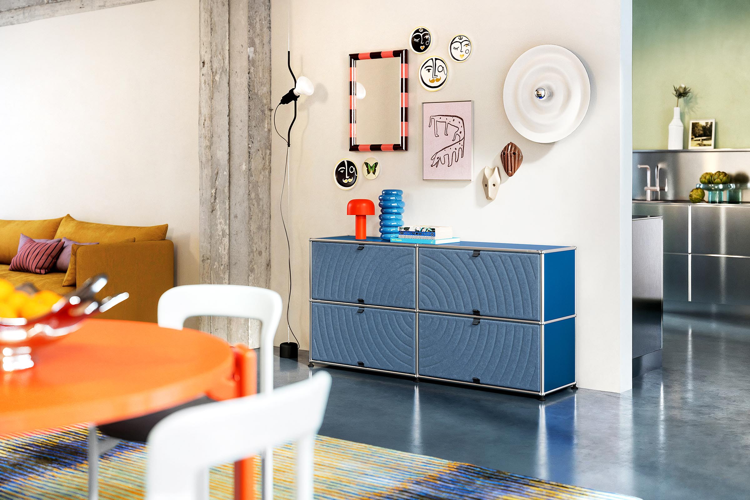 USM Haller Soft Panel eingesetzt in der Rohrstruktur eines USM Möbels