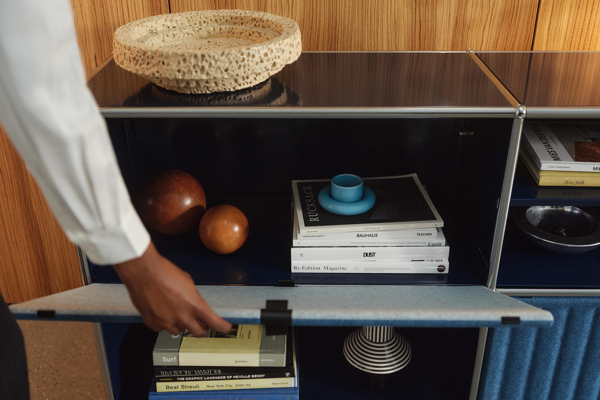 USM Haller Soft Panel beim Flippen innerhalb eines USM Möbels