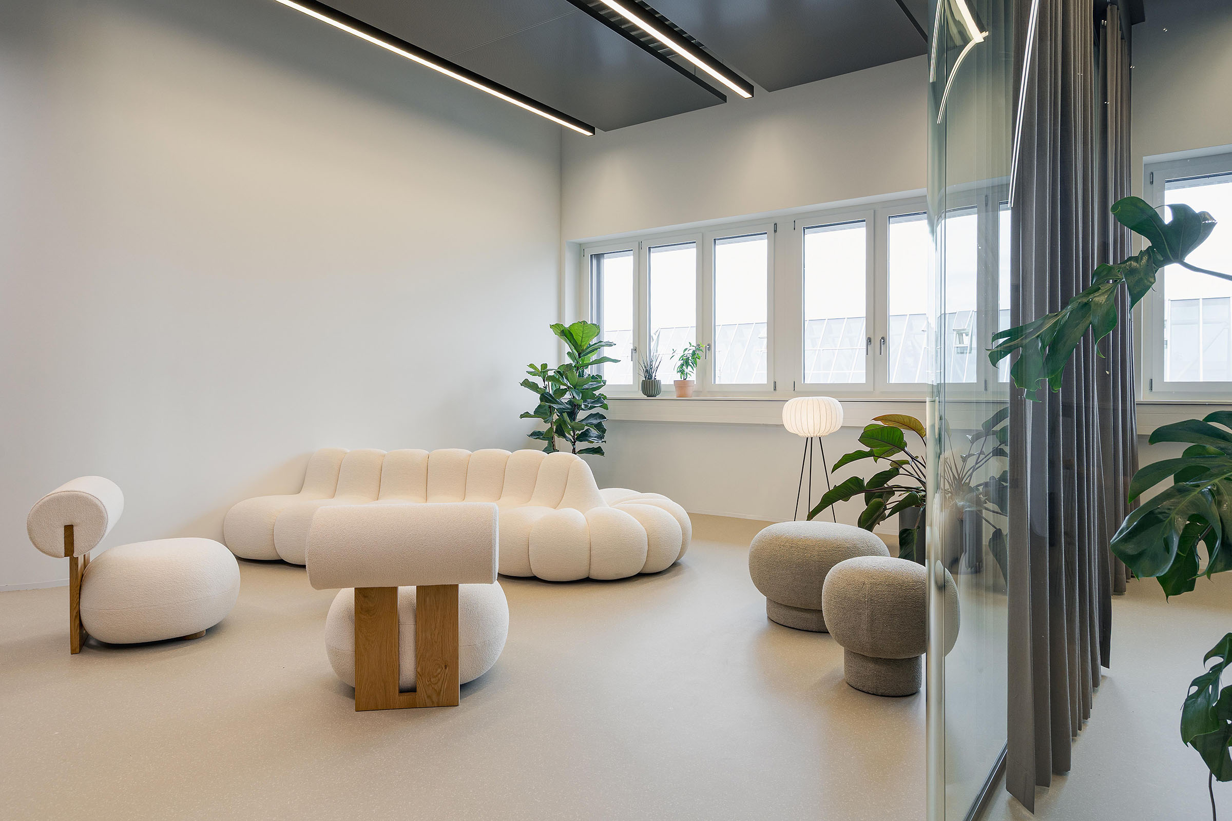 Lounge-Bereich mit organisch geformten Möbeln von NORR11 im Büro von Cosa Mirai