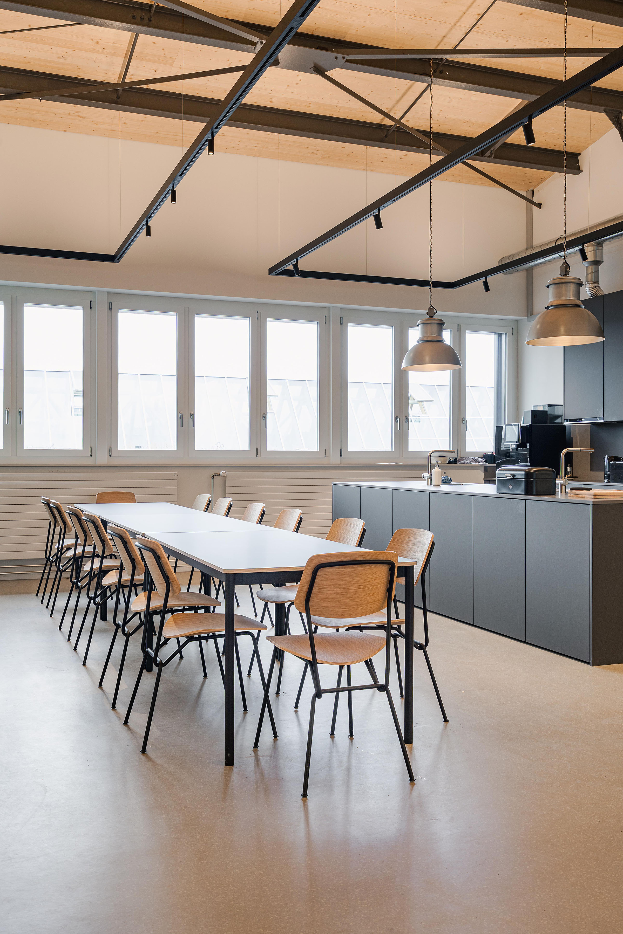 Küchenbereich für Mitarbeitende mit Strain Stühlen von Prostoria und dem Base Table von Muuto