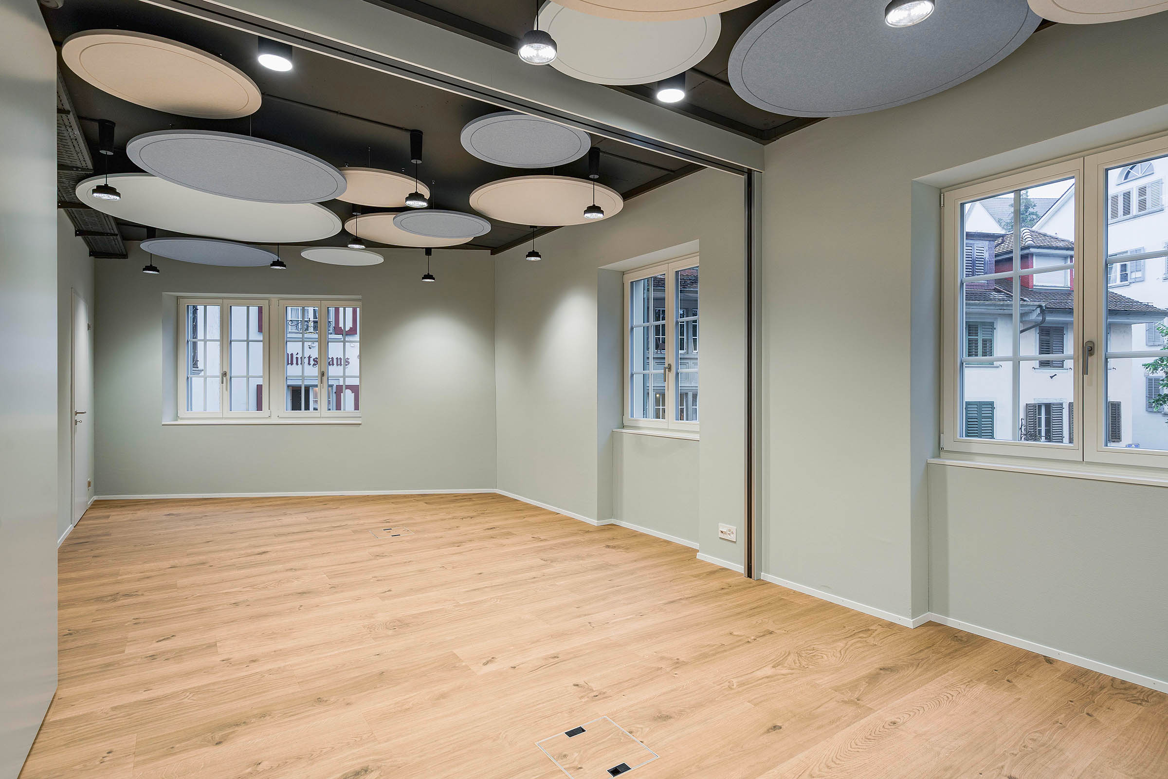 Bürobereich mit Sitzungszimmer in abgestuften Blau- und Beigetönen der Surseer Woche