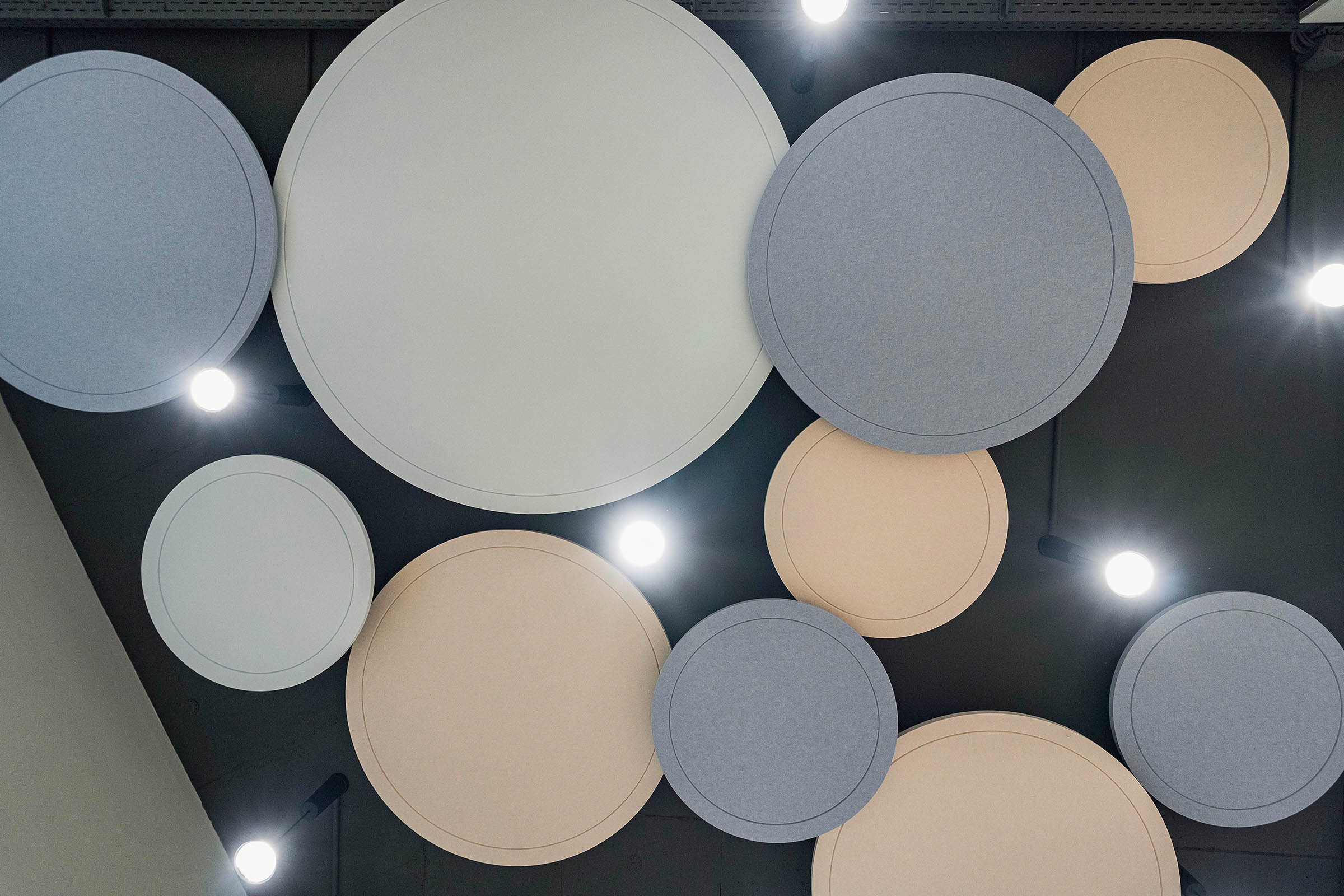 13. Archisonic Deckenpanels von Impact Acoustic zur Verbesserung der Raumakustik in Sursee