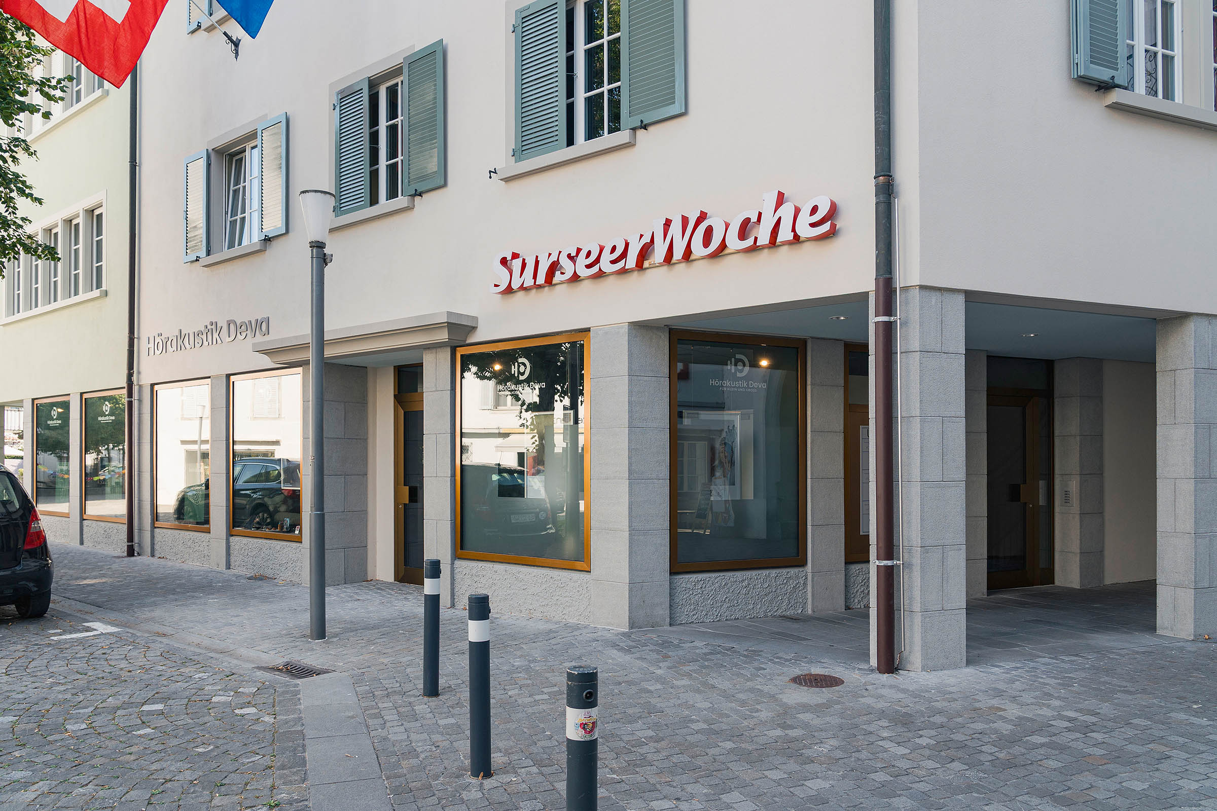 Leuchtschrift der Surseer Woche an der Fassade des sanierten Gebäudes in Sursee