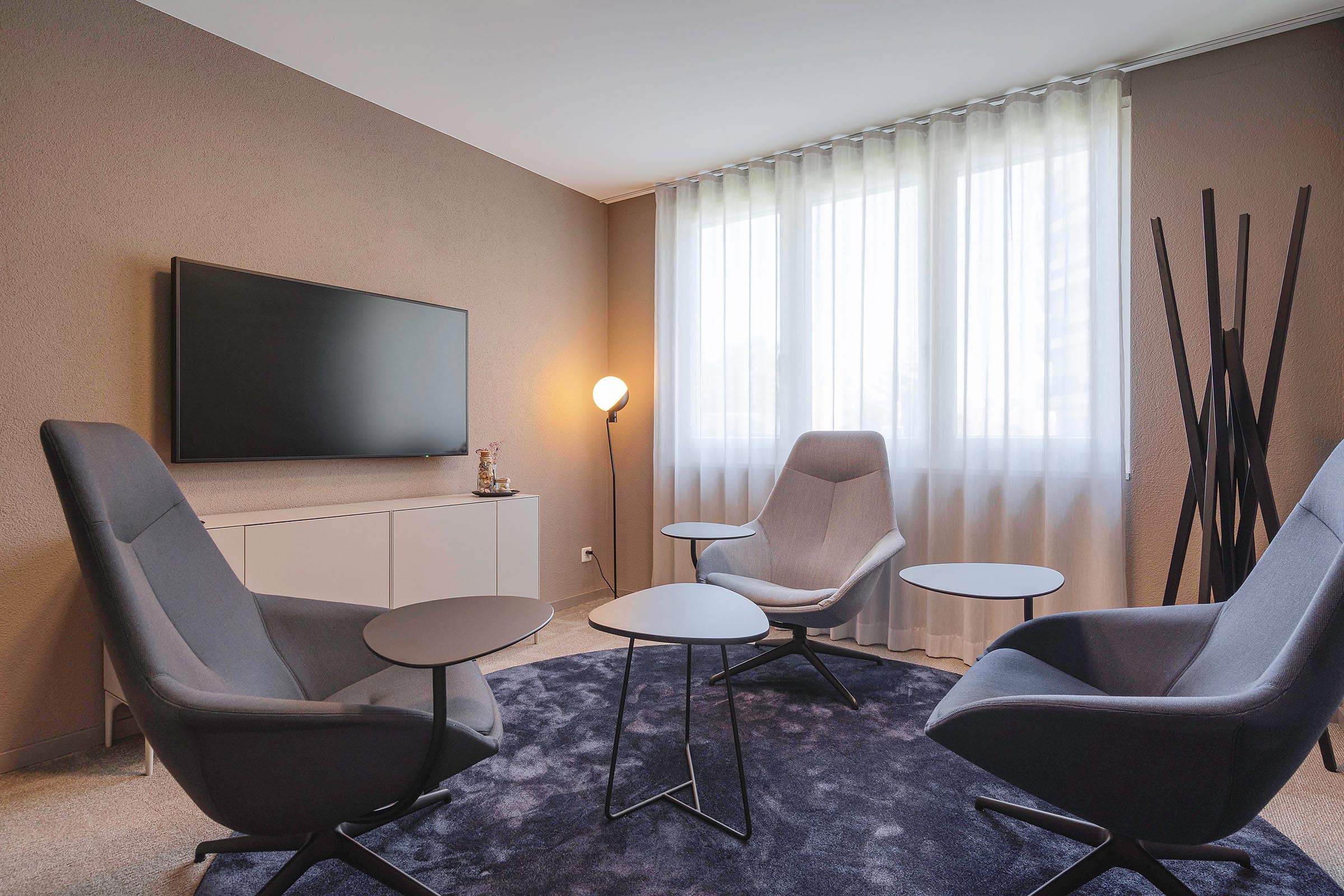 Büroplanung Luzern: Unkonventionelles Sitzungszimmer in Emmenbrücke mit bequemen Sesseln statt klassischem Sitzungstisch für eine persönliche Gesprächsatmosphäre.