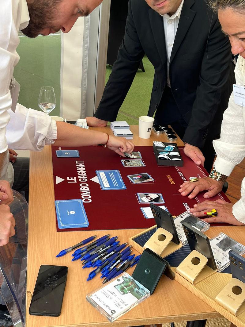 Équipe en train de résoudre les énigmes d’un escape game marketing Albus Factory