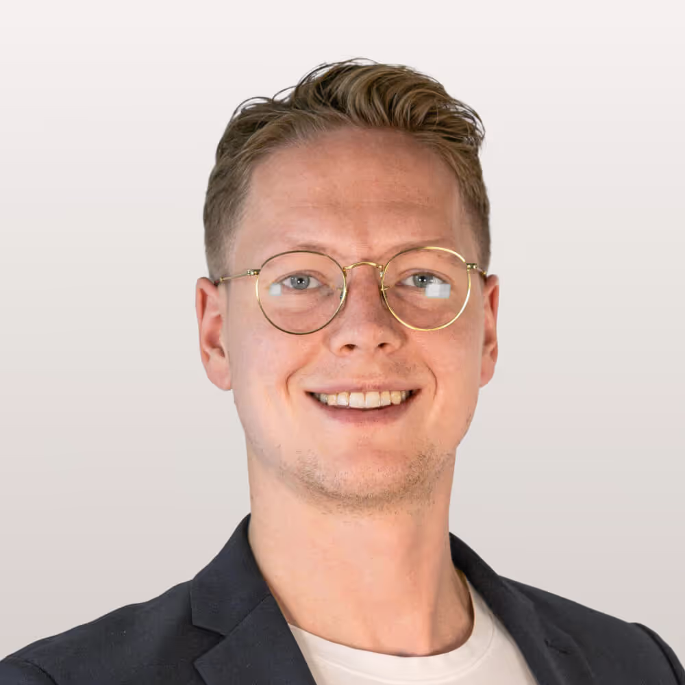 Daniel Meyer trägt Jackett und weißes T-Shirt