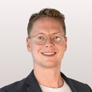 Daniel Meyer trägt Jackett und weißes T-Shirt