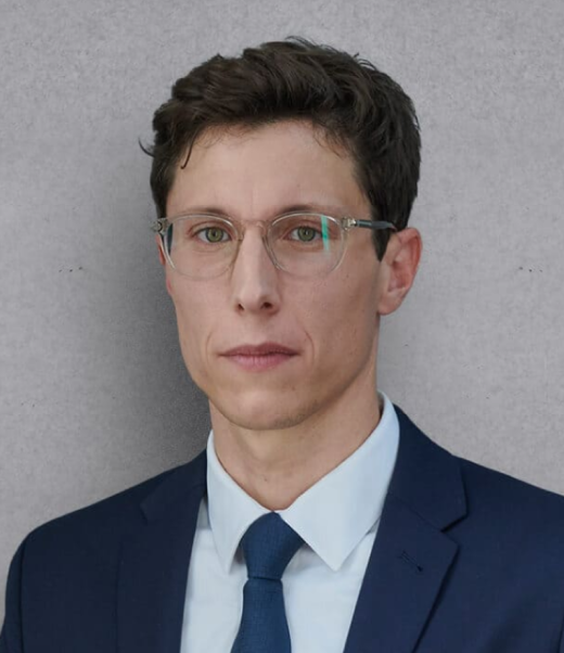 Johannes Gamroth in blauem Anzug und Brille