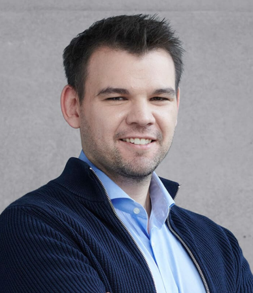 Sven Möllmeier im blauen Sakko und Hemd, Profilporträt