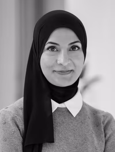 Fatima Hussain im Hijab und grauem Pullover in Schwarz-Weiß-Porträt