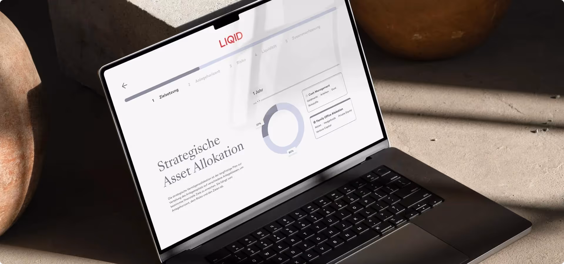 Laptop-Bildschirm zeigt LIQID-Seite mit strategischer Asset-Allokation