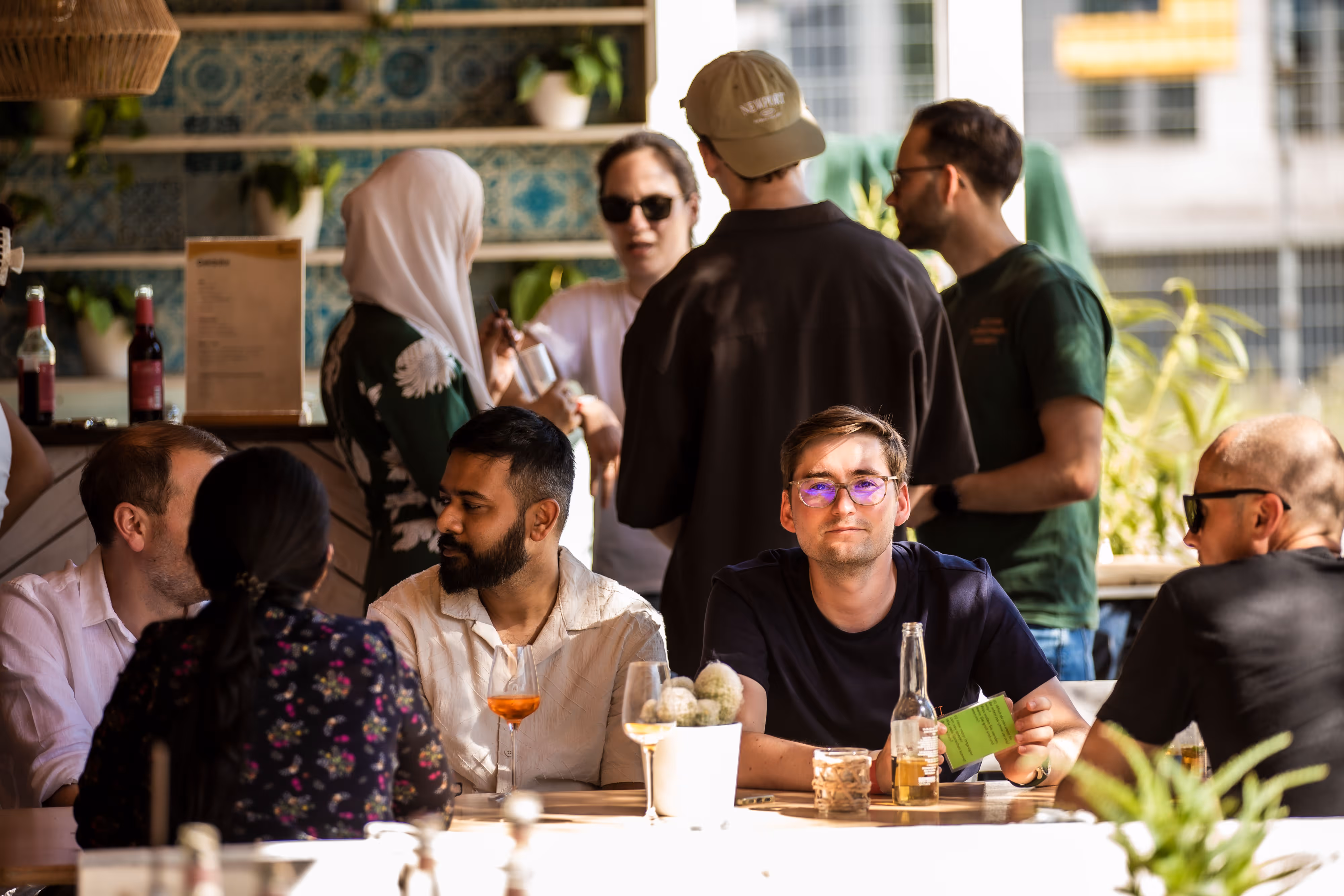 Gemütliche Gruppe beim Essen und Trinken in einem stylischen Café