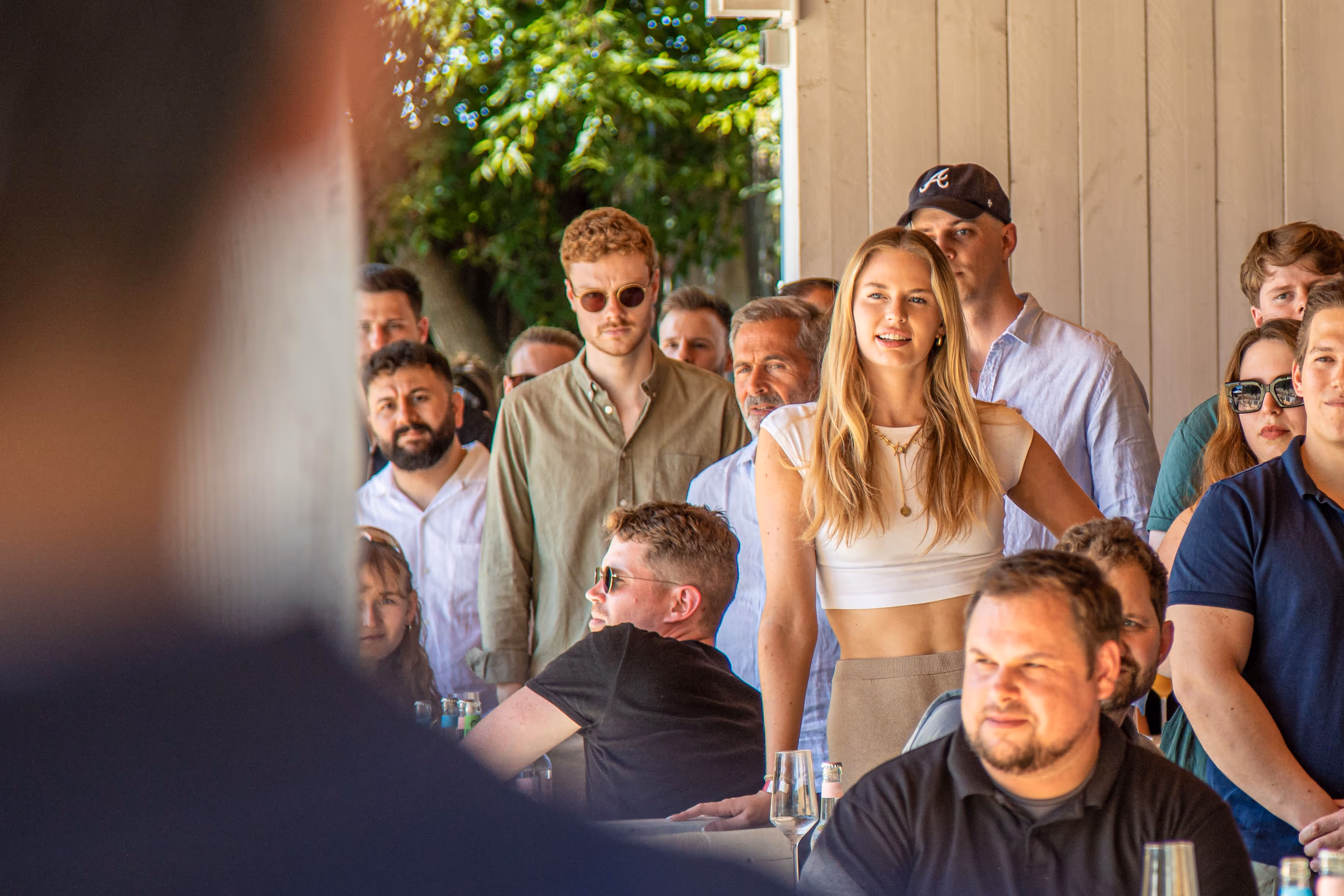 Gruppe von Menschen bei einem sonnigen Treffen auf einer Terrasse