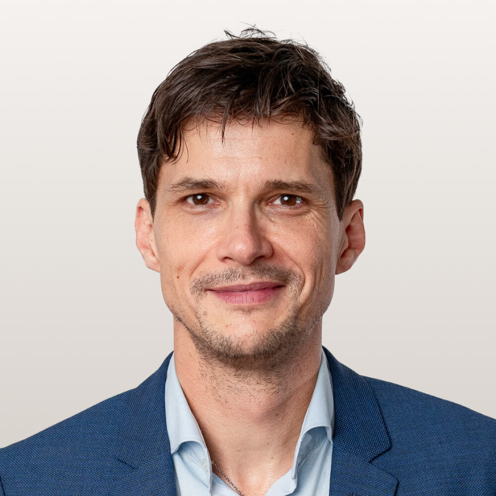 Investment Manager im blauen Anzug 