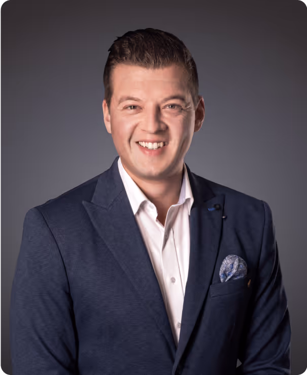 Lächelnder Mann im blauen Anzug mit Einstecktuch, professionelles Portraitfoto