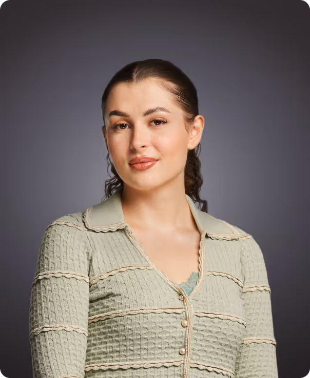 Frau im pastellgrünen Strickjacke vor grauem Hintergrund