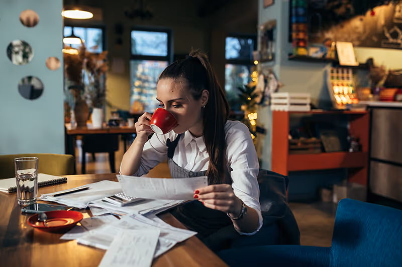 El propietario de un restaurante está leyendo sobre estrategia SEO para restaurantes