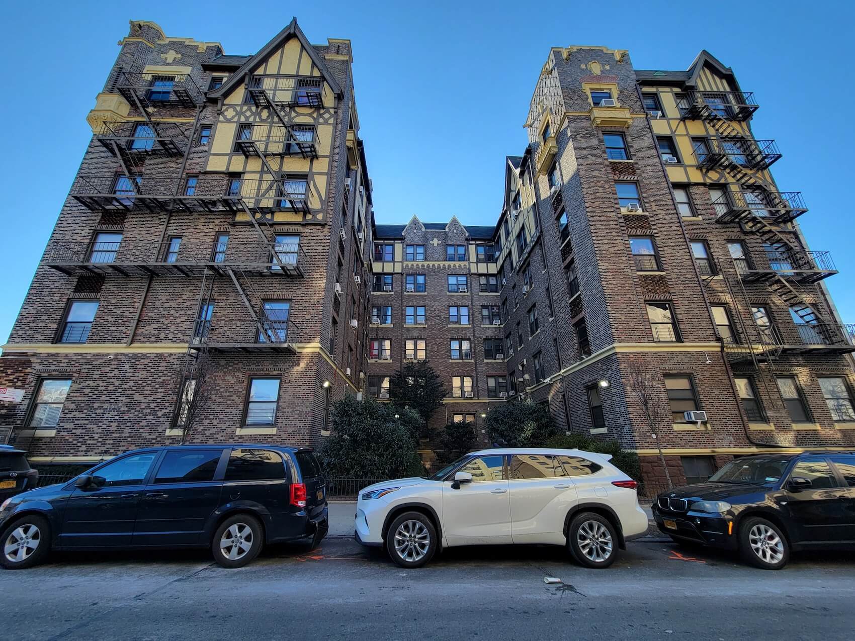 Side view of 1515 Grand Concourse owned by Summit Real Estate Group