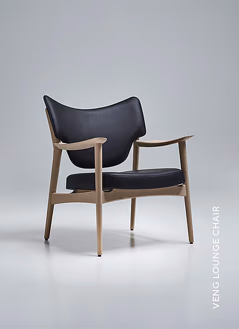 Eikund Veng armchair in black leather and White oiled oak in white background