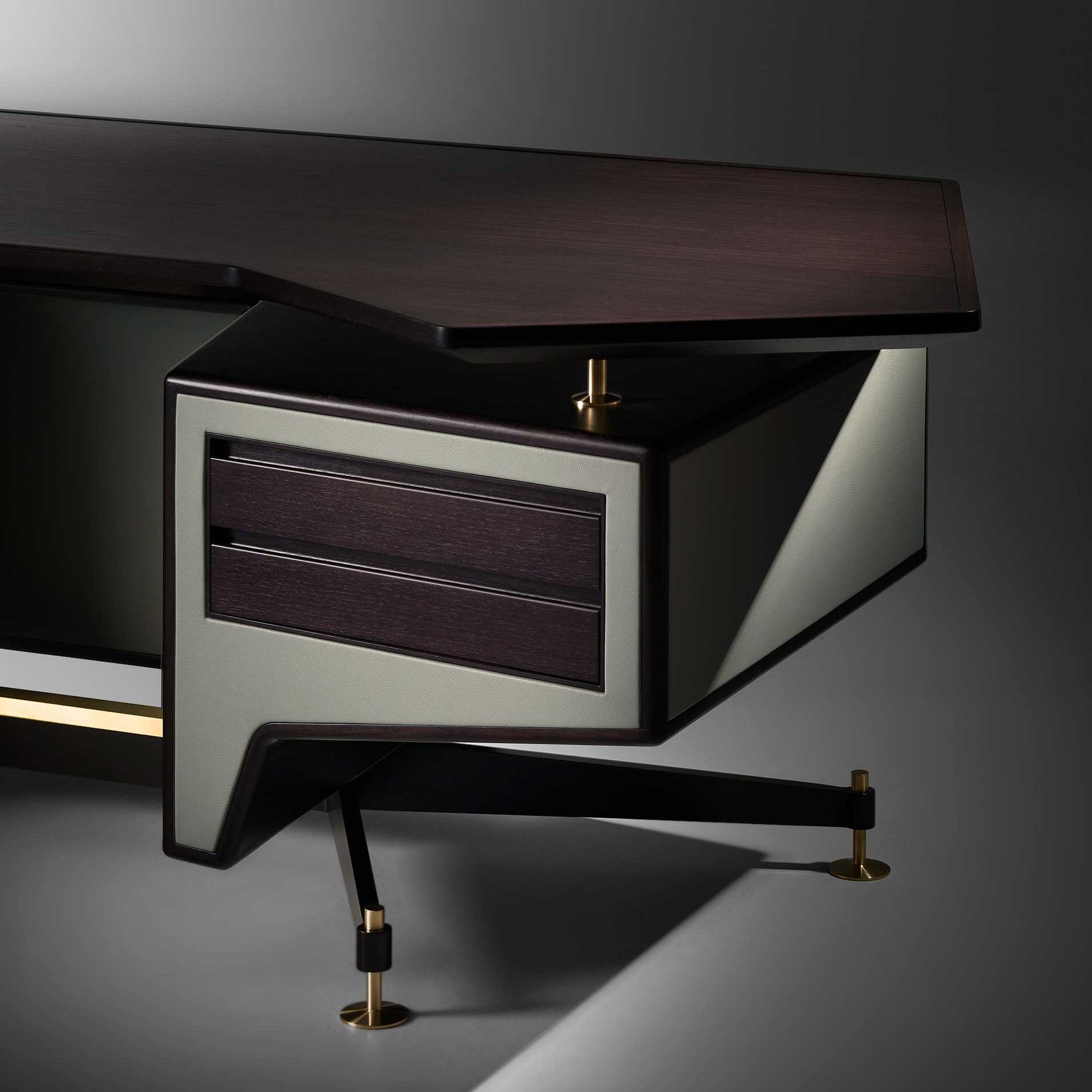 604 Desk by Mario Gottardi for Ceccotti Collezioni, detail of the top floating on brass spacers