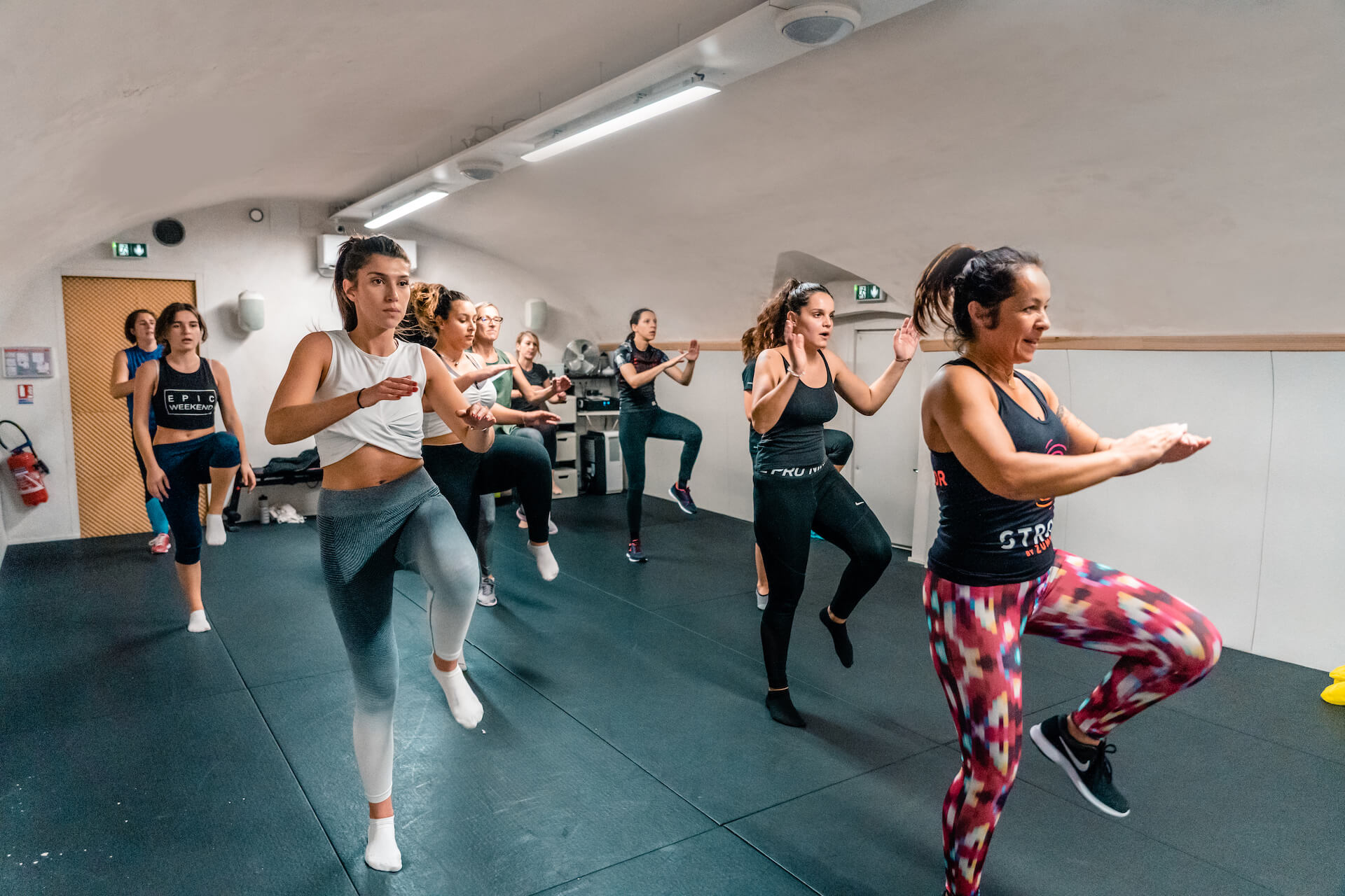 Personnent qui réalisent des cours de strong-nation dans le vieux Nice