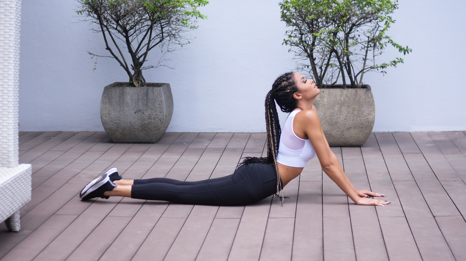 Une femme qui fait du stretching
