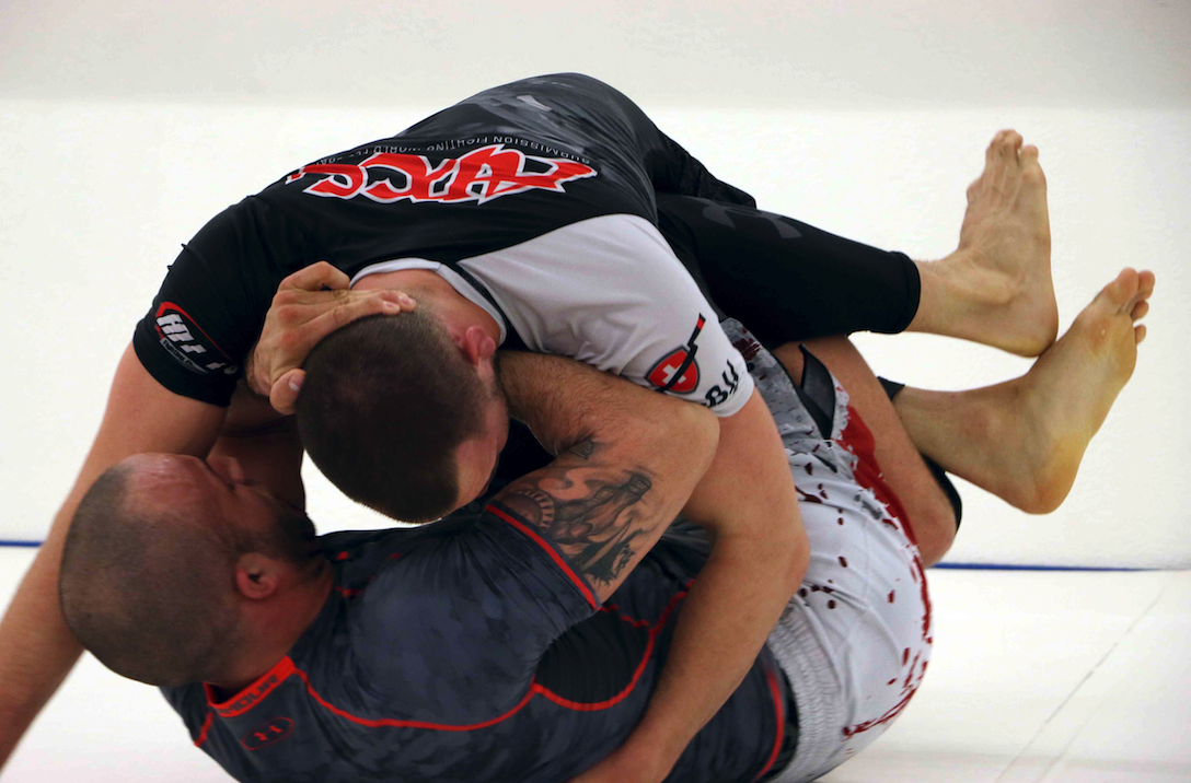 Deux combattants en train d'exercer le Grappling 